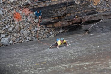 Do wspinaczki na własnej asekuracji warto użyć liny połówkowej (dmmclimbing.com)