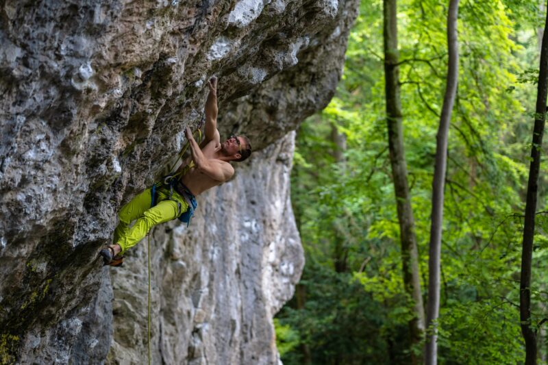 Maciek Smolnik testuje spodnie Rock Slave Petrol na Frankenjurze (fot. Marcin Szymkowski)