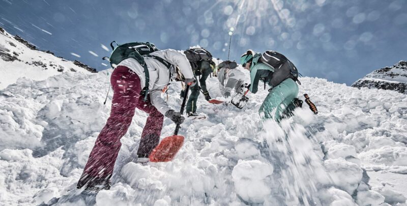 Podczas akcj ratunkowej liczy się czas, zgrany zespół i dobry sprzęt (fot. mammut.com)