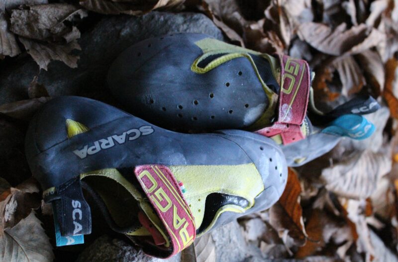 Uważaj by niezostawić butów wspinaczkowych w liściach (fot. Maciek Smolnik)
