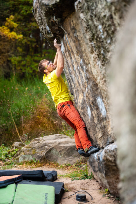 Bouldering w Brodach Iłżeckich (fot. Kuba Wybieralski Qart Studio)