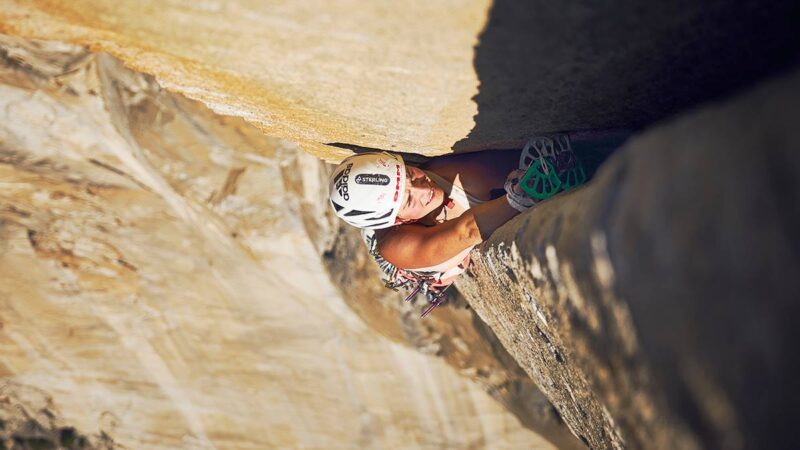 Osadzanie kości mechanicznej DMM Dragon w szerokiej rysie (fot. dmmclimbing.com)