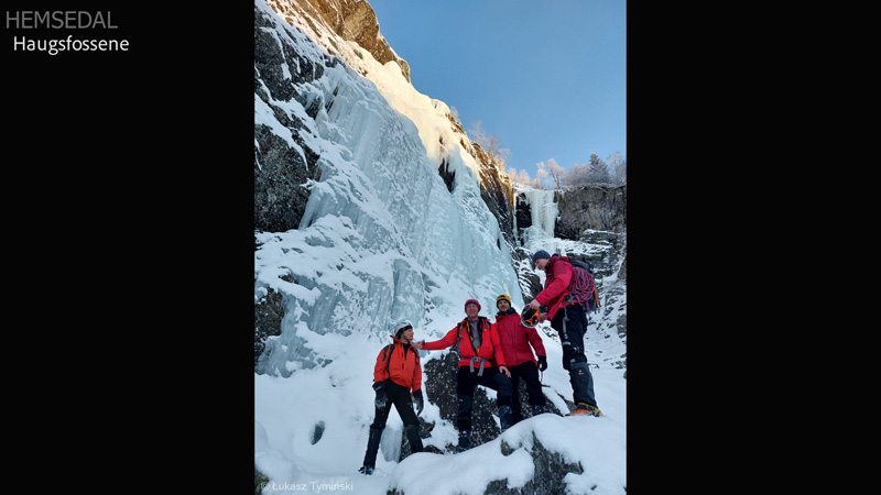 Ekipa pod lodospadem Haugsfossen (fot. Łukasz Tymiński)