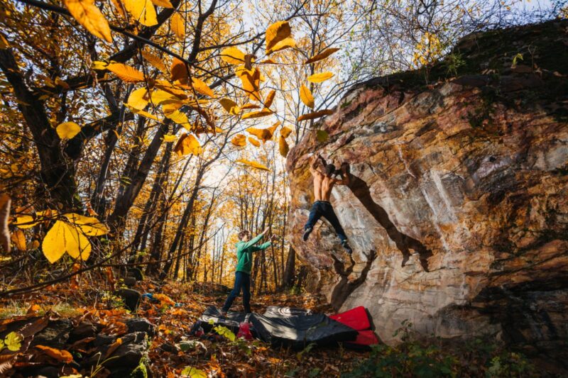Crashpad to najważniejszy element boulderingu w skałach (fot. Ferrino. pl)