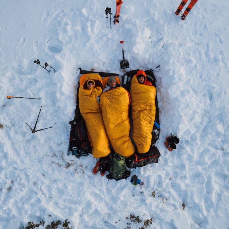 Na zimowe biwaki konieczny jest ciepły śpiwór puchowy (fot. ferrino)