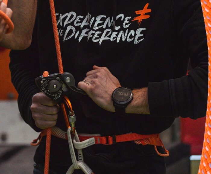 Opuszczanie partnera przyrządem Petzl Neox (fot. petzl)