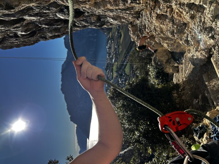 Asekuracja przyrządem Petzl Neox (fot. Maks Parys)